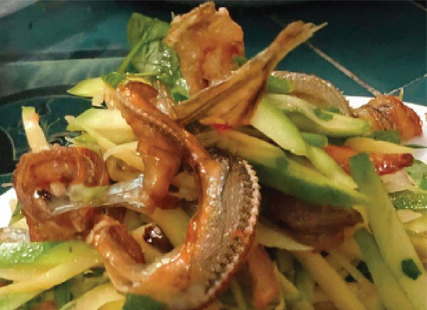 Thưởng thức cá lìm kìm sấy giòn
